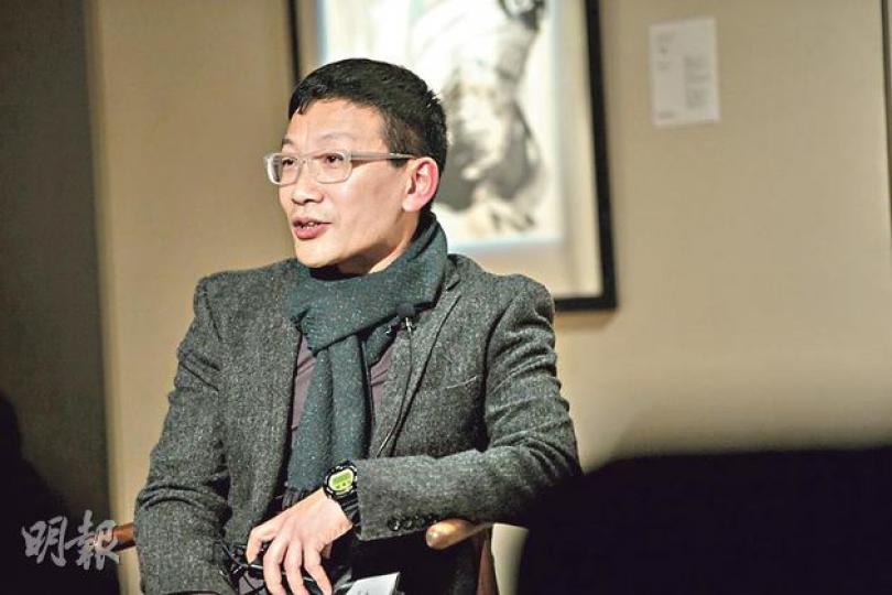 中大藝術系副教授周晉表示,趙春翔旅居海外時,喜歡上唱女高音,足見他的我行我素性格,也懂利用嗜好來打發獨居的苦悶,隨遇而安,也懂得享受不同藝術。(胡景禧攝)遊子畫語——趙春翔作品展售會(胡景禧攝)每幅畫作均有趙的簽名,圖中寫着「nyc」,代表紐約。(胡景禧攝)李安琪(胡景禧攝)趙春翔(胡景禧攝) 中大藝術系副教授周晉表示,趙春翔旅居海外時,喜歡上唱女高音,足見他的我行我素性格,也懂利用嗜好來打發獨居的苦悶,隨遇而安,也懂得享受不同藝術。(胡景禧攝)遊子畫語——趙春翔作品展售會(胡景禧攝)每幅畫作均有趙的簽名,圖中寫着「nyc」,代表紐約。(胡景禧攝)李安琪(胡景禧攝)趙春翔(胡景禧攝)