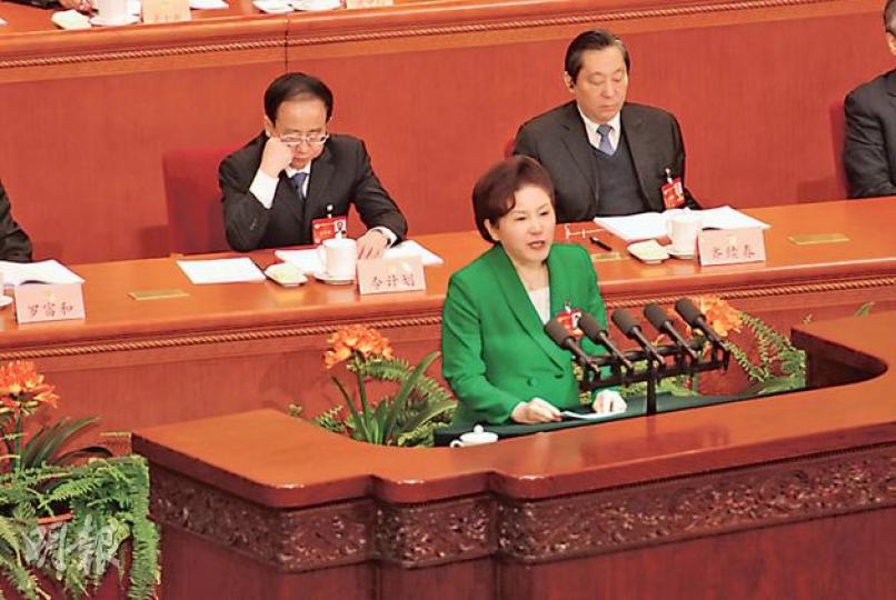 身兼全國政協常委的全國婦聯副主席孟曉駟昨日在大會發言，為內地女性就業的不公平待遇打抱不平。（明報記者攝）