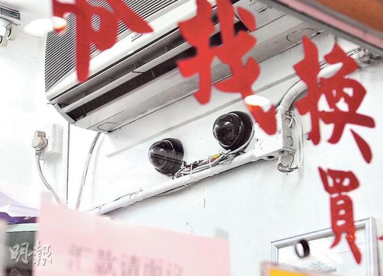 安裝在找換店牆上的閉路鏡頭（圖），把南美籍竊匪爆竊過程拍下，保安公司職員看見「直播」，報警將賊人拘捕。（湯俊彥攝）
