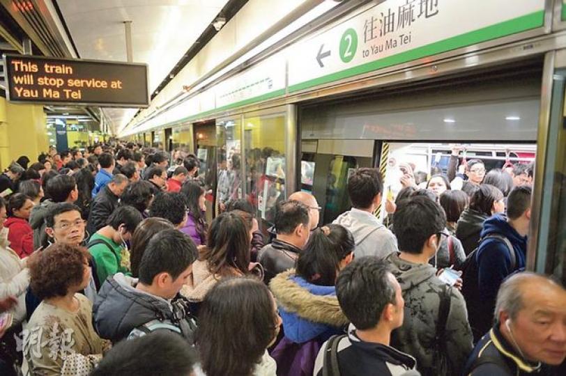 港鐵油塘站至藍田站之間一段路軌昨傍晚發現有裂紋，港鐵需減少班次，在油塘站往油麻地的月台，候車乘客擠得水泄不通，等候多班列車也未能上車。（葉家豪攝）