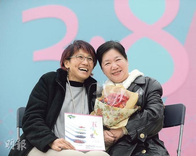 同樣經歷婚姻問題的何從愛（右）與陳綺霞（左），先後加入凝聚一班單親家庭婦女的小組，與「同路人」彼此傾訴和鼓勵，走出陰霾，她們的故事收錄在基督教女青年會出版的《五味人生》。（鄧宗弘攝）