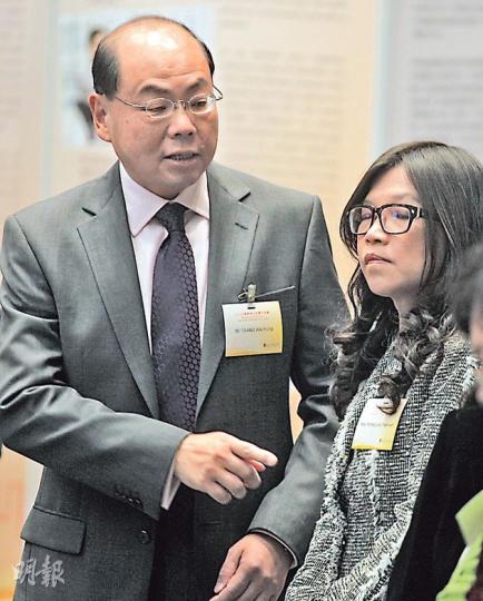 對於警方抬走區議員事件，警務處長曾偉雄昨稱警方不希望介入議會政治，但當時是接獲有人報案求警協助，警方履行確保「社會安寧」責任，依法辦事。（李紹昌攝）