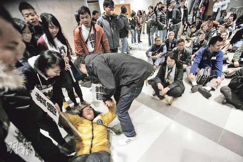 和平佔中昨於「總結及前瞻大會」後，邀佔中參與者「演練」公民抗命，部分參加者充當「維穩部隊」，模擬行動時抬人。佔中秘書處將於本月30日舉行首次非暴力抗議集訓。（葉家豪攝）（明報製圖）
