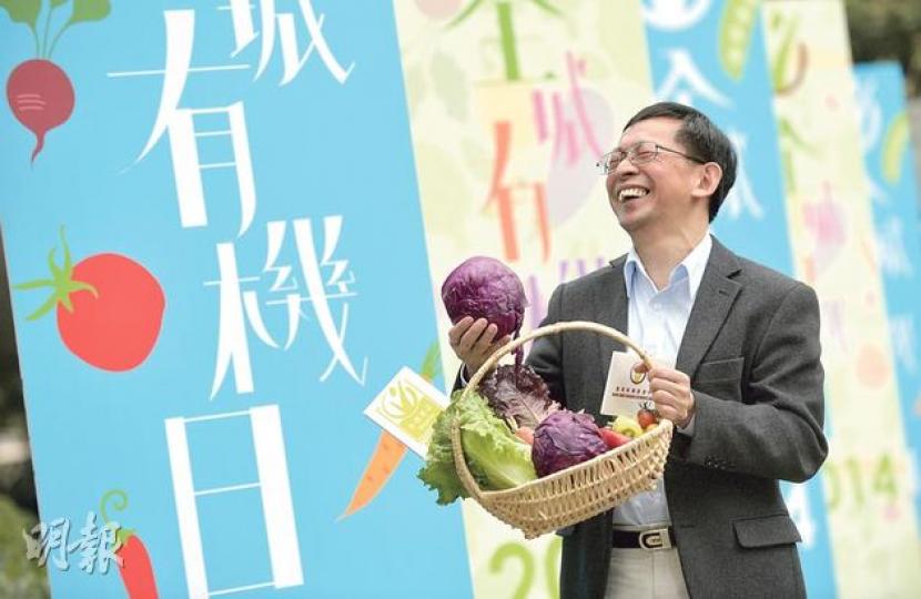 香港有機資源中心主任黃煥忠教授（圖）昨手持一整籃新鮮本地有機蔬果，介紹本地有機食品認證系統，並指有機蔬果及水產價格比同類產品貴約兩倍，但品質較有保證。（余俊亮攝）