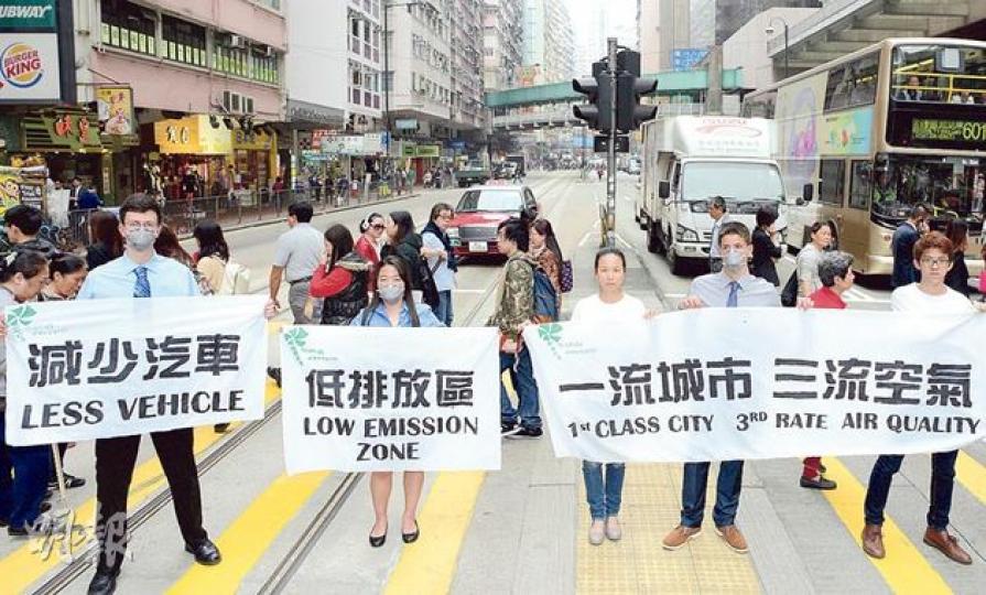 一班美國大學生早前點算中環等市區車流量，發現繁忙時間私家車數量急升導致路面擠塞，汽車因要等候令碳排放量增，要求設立低排放區或推動電子道路收費，改善擠塞之餘亦改善路面情况。（陳淑安攝）