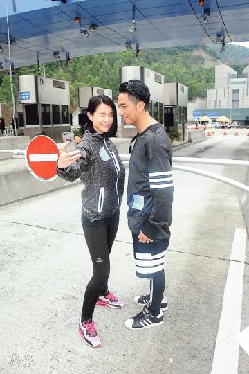 胡杏兒的金句「我找到了」被拿來開玩笑,但她無損心情,大擺Chok樣跟吳卓羲玩自拍。(攝影/記者:陳釗) 胡杏兒的金句「我找到了」被拿來開玩笑,但她無損心情,大擺Chok樣跟吳卓羲玩自拍。(攝影/記者:陳釗)