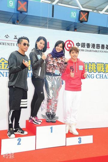 吳卓羲(左起)、胡杏兒、阿Sa及張敬軒昨日冒寒擔任慈善活動的主禮嘉賓,絕對愛心爆棚。(攝影/記者:陳釗) 吳卓羲(左起)、胡杏兒、阿Sa及張敬軒昨日冒寒擔任慈善活動的主禮嘉賓,絕對愛心爆棚。(攝影/記者:陳釗)