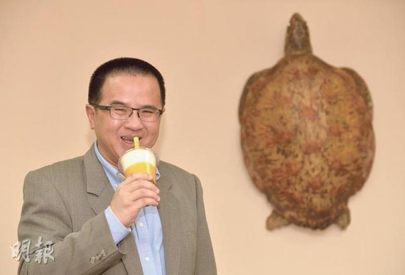 許留山行政總裁周志靈說，許留山成名是靠芒果西米撈，但做到現在的規模，關鍵是產品品質。圖中巨龜是許留山的鎮店之寶。（余俊亮攝）