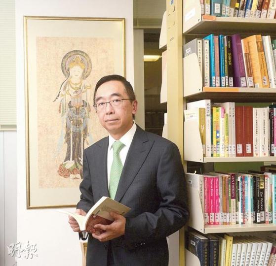 匯豐亞太區顧問（業務策略及經濟）梁兆基在金融海嘯之際，邊工作邊在香港大學「念佛修練」。他說，學佛「對任何需要理性分析的工作好重要，對需要在非理性環境工作的人更重要」。（陳淑安攝）