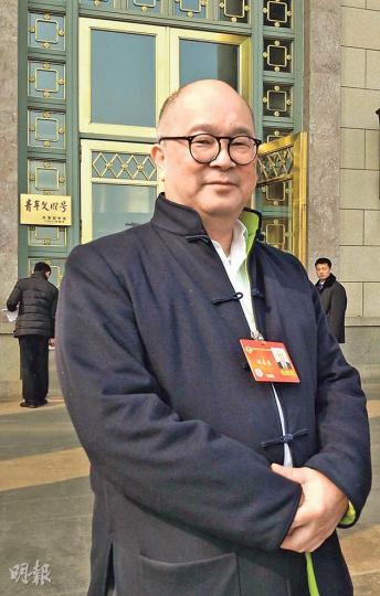 邵善波在北京出席政協會議，在人民大會堂接受訪問。他指香港不適宜有「執政黨」，指香港利益來自多方面，政治取向亦有很大分歧，「現在的問題是如何整合一個管治香港的力量」。（陳洛明攝）