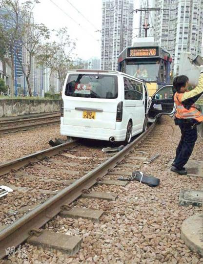 一輛客貨車沿天水圍天城路往嘉湖山莊方向行駛，其間疑不依燈號先撞到一輛輕鐵，再飛彈到路軌，險與另一輕鐵（圖）相撞。（facebook圖片，Chung Lam攝）