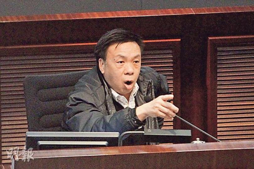 噚日立法會資訊科技及廣播事務委員會開會時，委員會主席黃毓民話民建聯鍾樹根（圖）「隊冧」咗港台，激到樹根紮紮跳。（林俊源攝）