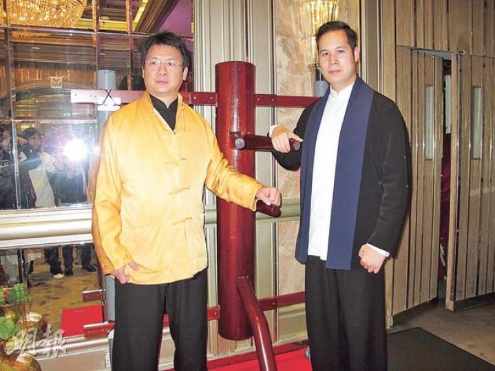 周國豐（右）前晚於酒店設宴10圍，以傳統儀式正式公開向江志強師父（左）學詠春。（攝影/記者：林蘊兒）