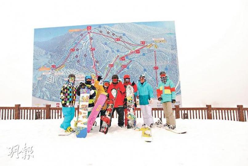 旺季期間，度假村設有佛庫倫雪圈公園，提供冰上火車、高球、迷宮等，上海來的小妹妹大讚好玩。（黃潔玲攝）
