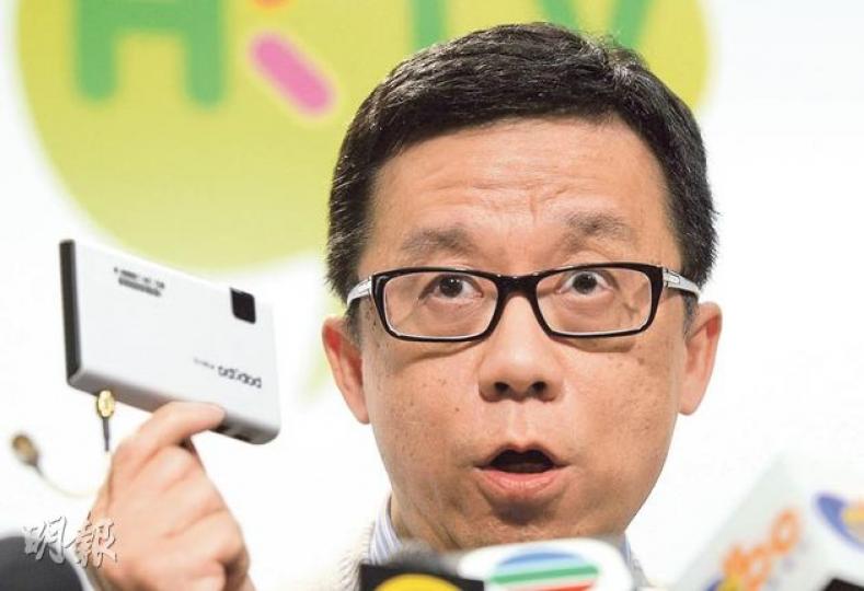 香港電視得悉若其電視信號被多於5000戶接收，便須申請免費電視牌照，港視主席王維基昨提出質疑，指上一手流動電視牌持有人同樣使用機頂盒（手持），卻不用領免費電視牌，「話咗唔管，家又管，點解香港嘅政策、法律家係因人而異？你玩晒啦！」（葉家豪攝）（明報製圖）