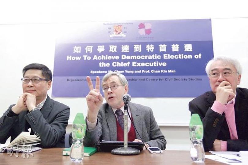 佔中發起人陳健民（左）和反佔中團體「幫港出聲」召集人周融（右），昨日到中大出席「如何爭取達到特首普選？」論壇。陳健民在會上強調，會為佔中參加者提供情緒管理訓練，若佔中真的發生，會盡力保持和平氣氛。（郭慶輝攝） 