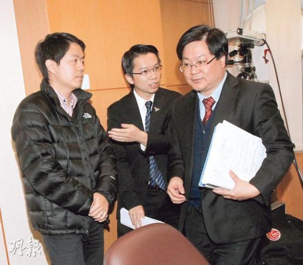 民主黨許智峯（左）上周不滿工作小組主席李志恒（右）拒絕開放會議讓公眾旁聽，最終被警方抬離會議廳。李志恒上周指自己沒有要求警方執法，昨改口稱曾就處理方法要求警方向他提建議，他不同意警方干預會議。中為民主黨吳兆康。（李紹昌攝）（明報製圖）