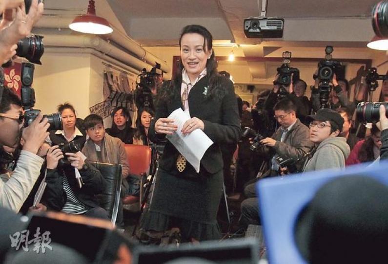 威普諮詢顧問前亞洲區總監伍珮瑩（中）表示，公司接獲兩投訴信後，突然在今年1月解僱她，質疑「有人想搞我」，又強調自己無違反專業操守。（李澤彤攝）（明報製圖）