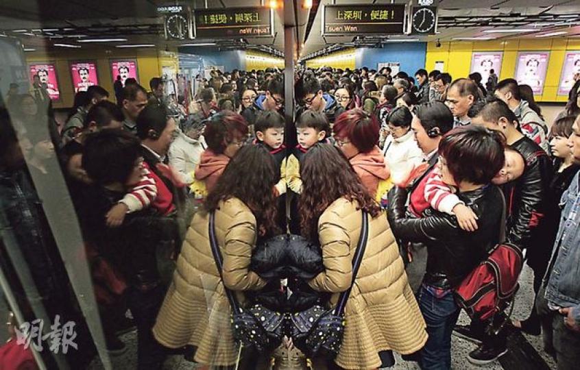 港鐵金鐘站繁忙時間人頭湧湧（圖），但港鐵指荃灣線受技術等限制無法再加密班次，現正升級各路線的信號系統，估計要到2018年才有首條路線完成工程，屆時載客量可增10%。（李澤彤攝）
