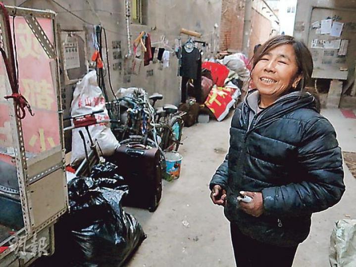 在京以撿垃圾維生的54歲徐紅（化名）稱，每月能掙幾百塊補貼下在京打工的兒子，「手上能有點兒錢，比在農村強」。（明報記者攝）