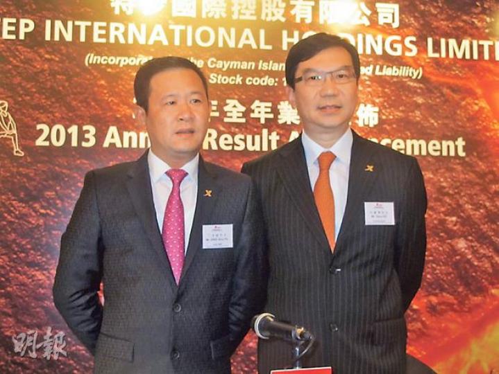 特步主席兼行政總裁丁水波（左）昨日表示，有信心2014年成為特步的扭轉年，但也指內地整體零售環境仍困難。右為特步首席財務官何睿博。（李萌攝）