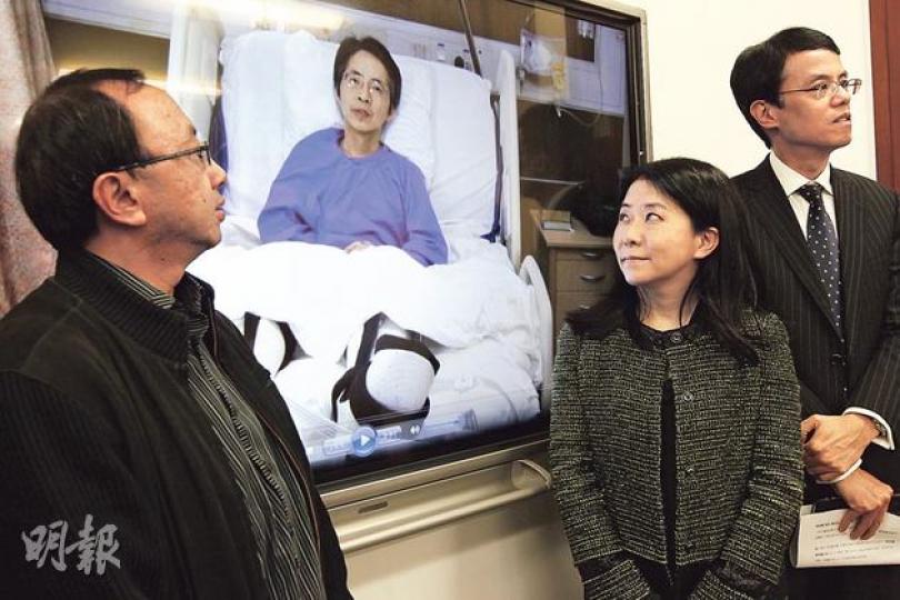 由劉進圖的港大同學、校友及好朋友組成的「劉進圖事件關注組」昨日成立，並播放劉進圖最新片段（熒幕中），短片中劉精神不錯。左起為關注組成員張達明、劉太陳碧君、關注組成員伍兆榮律師。（李紹昌攝）劉進圖太太陳碧君昨日展示了從劉進圖傷口拆出來的近百顆釘（盛於數個小瓶內），形容「一顆釘是一個烙印」。（李紹昌攝）