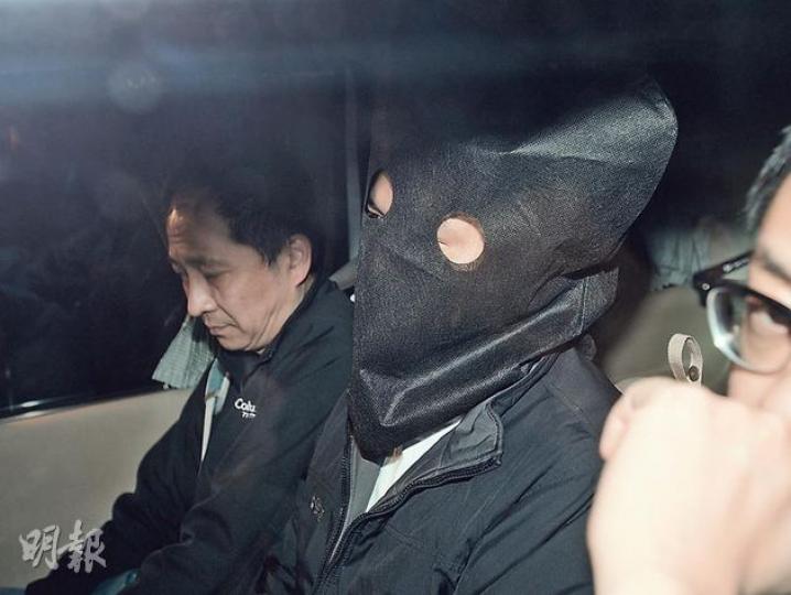 劉進圖遇襲案，香港警方聯同內地分別拘捕7人及兩人，今晨約1時，港島總區重案組探員將在港被捕的其中兩名疑犯押到北角警署扣查。（葉家豪攝）警務處長曾偉雄（圖）昨親自主持記招，公布劉進圖遇襲案有9名疑犯被捕，並指「無直接證據顯示與新聞工作有關係」。劉進圖對這說法感到不解，希望警方及早澄清。（葉家豪攝）