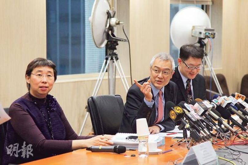 通訊局昨日罕有高調反擊王維基指控，向記者提供4頁紙的書面英文會議紀錄，證明早於1月「提醒」港視可能違例，建議轉用其他流動廣播制式。通訊局主席何沛謙（中）強調沒針對任何人，左為通訊事務總監利敏貞，右為通訊事務副總監（電訊）劉光祥。（林俊源攝）香港電視主席王維基昨午召開記者會，反駁通訊局指港視使用DTMB制式廣播會違例的說法，指目前有九成大廈裝有「過濾裝置」（Filter），令大廈住戶無法接收無綫及亞視以外的其他頻道，質疑是通訊局無執法，才會導致有一成大廈住戶有機會「非法接收」未來的流動電視。（鄧宗