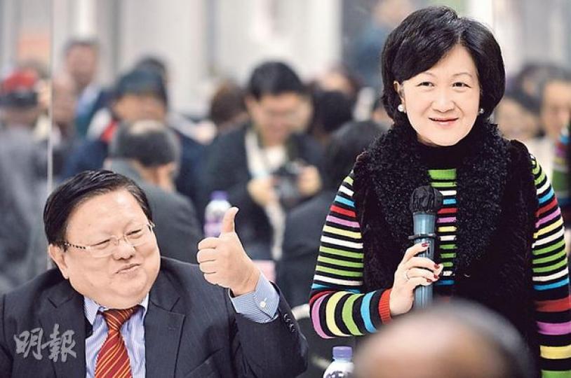 葉劉淑儀（右）噚日出席政改座談會時用普通話發言，香港緬華互助會會長王錦彪（左）都豎起拇指讚好。（葉家豪攝）