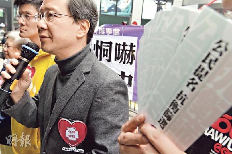 公民黨立法會議員郭家麒（持咪者）和佔中醫療隊，昨日在中環向市民派發關於公民提名的單張，又呼籲市民參與佔中爭取真普選。（郭慶輝攝） 
