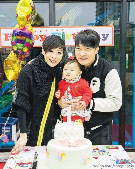 錢嘉樂與湯盈盈為囡囡開生日派對，壽星女開心笑咪咪。（微博圖片）