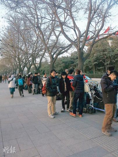 清晨6點半天濛濛亮,前來採訪總理記者會的中外媒體記者為能霸上好的座位,早已在大會堂東門排起了長龍。(明報記者攝) 清晨6點半天濛濛亮,前來採訪總理記者會的中外媒體記者為能霸上好的座位,早已在大會堂東門排起了長龍。(明報記者攝)