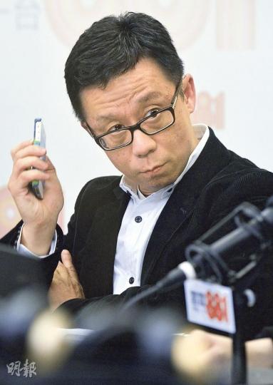 「上次是失望。今次見到是黑暗,無想過會鋪禾稈草畀個陷阱我踩。」港視主席王維基昨晚出席商台節目《左右大局》時一度哽咽,嘆稱「上次(失落免費電視牌照)是失望。今次見到是黑暗,無想過(通訊辦)會鋪禾稈草畀個陷阱我踩。我如果用DVB-H,是會坐監的,你唔畀我咪唔做囉」。(余俊亮攝) 「上次是失望。今次見到是黑暗,無想過會鋪禾稈草畀個陷阱我踩。」港視主席王維基昨晚出席商台節目《左右大局》時一度哽咽,嘆稱「上次(失落免費電視牌照)是失望。今次見到是黑暗,無想過(通訊辦)會鋪禾稈草畀個陷阱我踩。我如果用DVB-H,是會坐監的,你唔畀我咪唔做囉」。(余俊亮攝)