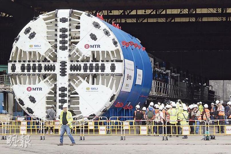 港鐵沙中線首部鑽探機穆桂英（圖）最近完成裝嵌，呢部機全長95米，可以一手包辦鑽泥、安裝隧道預製組件等工作，估計6月底正式開始喺啟德掘隧道。（郭慶輝攝）