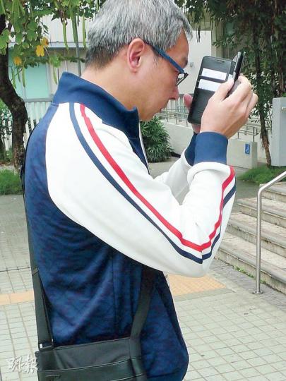 趙端成(圖)提供500萬元人事擔保,讓被告趙丹娜保釋外出,及後被告棄保潛逃,與被告同姓的擔保人趙端成昨未有透露與被告的關係,亦拒絕受訪。(何偉畧攝) 趙端成(圖)提供500萬元人事擔保,讓被告趙丹娜保釋外出,及後被告棄保潛逃,與被告同姓的擔保人趙端成昨未有透露與被告的關係,亦拒絕受訪。(何偉畧攝)