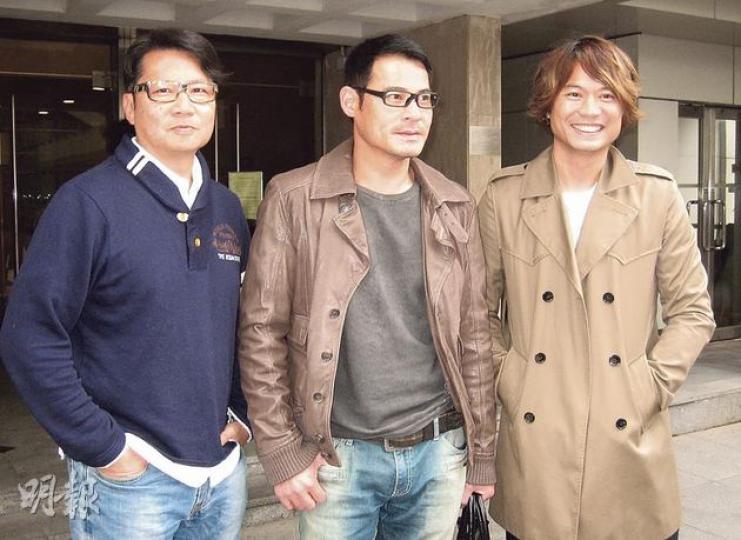 早前監製無綫劇《衝上雲霄II》的陳維冠（右），昨偕藝人黃智賢（中）和鄭子誠（左），專程到高院為新劇「取經」，旁聽立法會議員黃毓民及陳偉業的上訴案。陳透露今年6月將開拍一套講述法律學生的劇集，黃及鄭將飾演大律師，更不斷反問記者案件詳情。他笑言法庭聆訊沒想像中沉悶，法官亦比想像中年輕。（謝美琳攝）