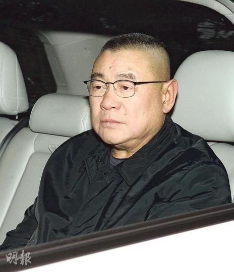 「大劉」劉鑾雄昨日傍晚乘車返回白建時道住所時，眉頭深鎖。（劉永銳攝）