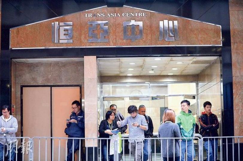 港視主席王維基昨午3時許於葵涌的辦公室先後會見創作及製作部員工，稱「今次無Plan C」，着員工可選擇隨時離職，但亦希望他們可完成手上的劇本或後期製作。（鄧宗弘攝）