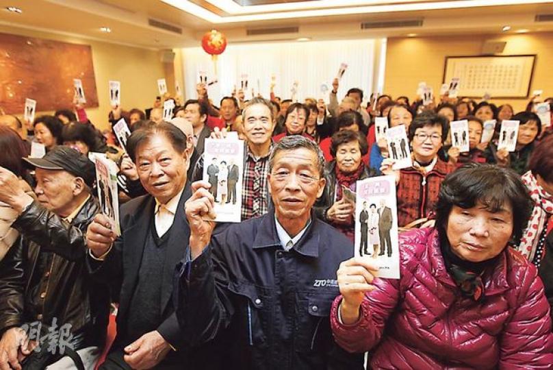 政務司長林鄭月娥昨日到福建社團講解政改，現場一班市民獲派發政改諮詢的小冊子。（李紹昌攝）被問到港區人大代表兼行會成員羅范椒芬近日政改言論，林鄭（左）說政府立場是由特首及政改三人組去講，期望外界可辨別哪些屬於個人意見及官方立場。右為政制及內地事務局長譚志源。（李紹昌攝）