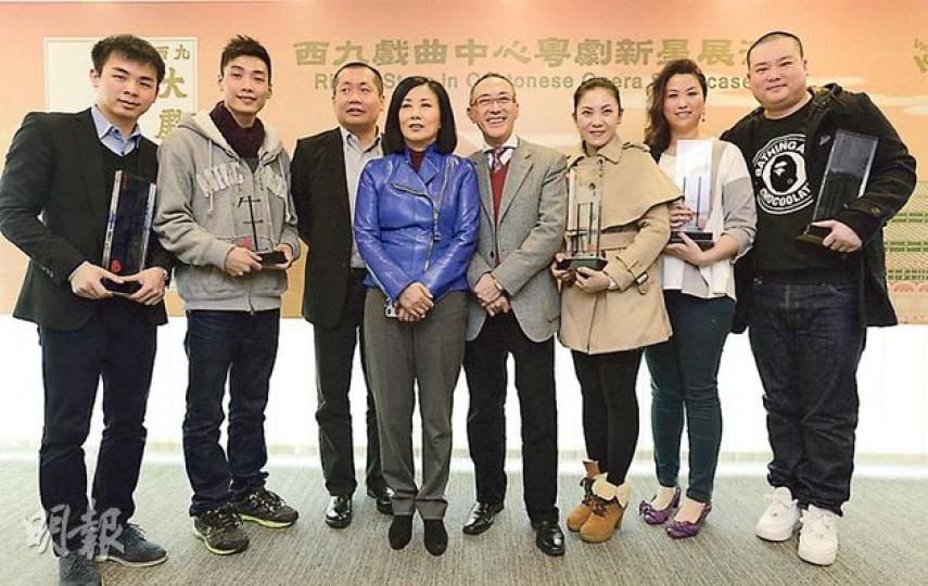 西九管理局舉行粵劇新星展演頒獎禮，5個新星榮膺優秀表演獎，除咗西九表演藝術行政總監茹國烈（左三），仲有新星展演籌委會主席汪明荃（左四）同委員毛俊輝（右四）等出席頒獎。（鄧宗弘攝）