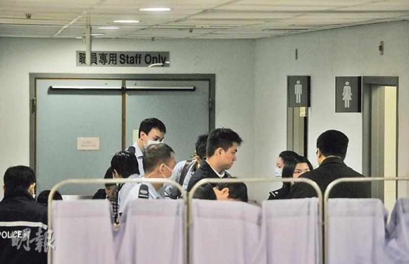 律敦治醫院職員昨晨在急症室女廁一個馬桶發現胎屍，大批警員其後到場調查。（湯俊彥攝）