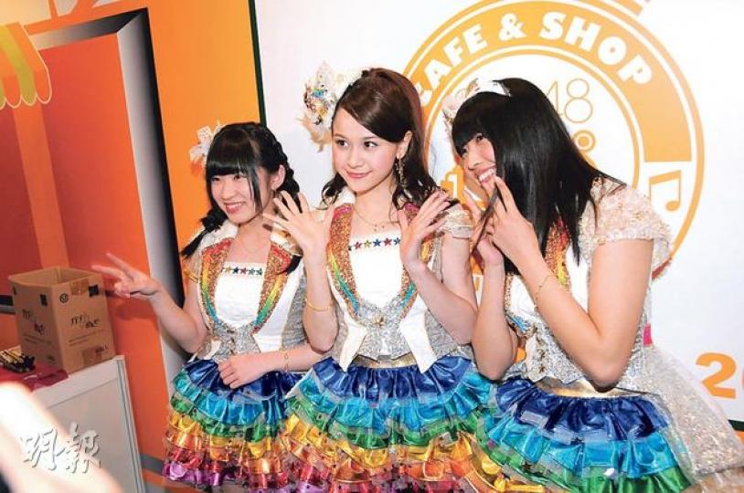 SKE48成員岩永亞美(左起)、木下有希子、二村春香不斷向粉絲揮手,非常親民。(攝影/記者:林祖傑) SKE48成員岩永亞美(左起)、木下有希子、二村春香不斷向粉絲揮手,非常親民。(攝影/記者:林祖傑)