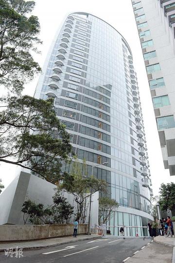 MOUNT PARKER RESIDENCES昨晚加推30伙應市,而太古地產向私人買家提供的4.25%DSD稅項回贈優惠,名額由之前的10個增加到15個。(劉焌陶攝)每當有汽車駛近MOUNT PARKER RESIDENCES時,徘徊於屋苑入口前的代理均把握機會,上前拉客。(林可為攝) MOUNT PARKER RESIDENCES昨晚加推30伙應市,而太古地產向私人買家提供的4.25%DSD稅項回贈優惠,名額由之前的10個增加到15個。(劉焌陶攝)每當有汽車駛近MOUNT PARKER RESIDENCES時,徘徊於屋苑入口前的代理均把握機會,上前拉客。(林可為攝)