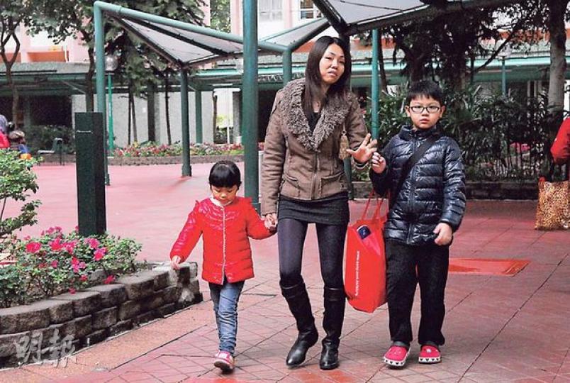 拖着一對年幼子女的姚女士聞悉屋苑發生風化案感到心驚,連番提醒身旁一對子女出入時要小心,勿胡亂跟陌生人談話。(鍾炳然攝)荔欣苑非法禁錮及非禮案,街坊梁太表示,常有外來青年在公園聚集,構成治安問題。(鍾炳然攝) 拖着一對年幼子女的姚女士聞悉屋苑發生風化案感到心驚,連番提醒身旁一對子女出入時要小心,勿胡亂跟陌生人談話。(鍾炳然攝)荔欣苑非法禁錮及非禮案,街坊梁太表示,常有外來青年在公園聚集,構成治安問題。(鍾炳然攝)