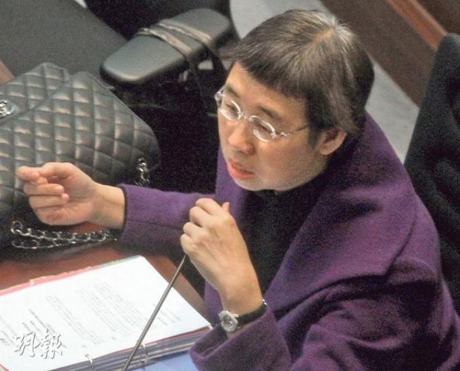 通訊辦總監利敏貞(圖)出席立法會資訊科技及廣播事務特別會議後主動開腔,炮轟王維基要求通訊辦向他建議「確保合法」的制式,是「混淆角色」,又指持牌人要求當局證明「不可以因為違法而拉佢」,是第一次聽到這種說法。(李紹昌攝) 通訊辦總監利敏貞(圖)出席立法會資訊科技及廣播事務特別會議後主動開腔,炮轟王維基要求通訊辦向他建議「確保合法」的制式,是「混淆角色」,又指持牌人要求當局證明「不可以因為違法而拉佢」,是第一次聽到這種說法。(李紹昌攝)
