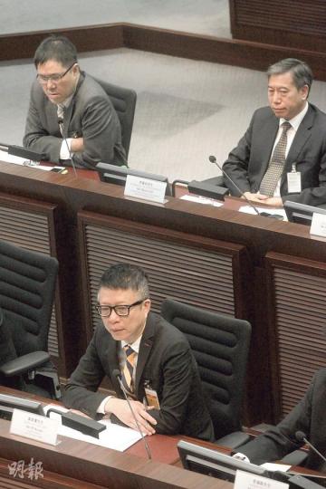 電視廣播有限公司執行董事李寶安(後排右一)認為,植入式廣告是大勢所趨,通訊局應釐定清晰指引,反駁過往部分判決過於主觀。亞視執行董事葉家寶(前排)則指亞視過去4年不斷增加自製節目,亦有適度調節重播節目的數量及時段。(李紹昌攝) 電視廣播有限公司執行董事李寶安(後排右一)認為,植入式廣告是大勢所趨,通訊局應釐定清晰指引,反駁過往部分判決過於主觀。亞視執行董事葉家寶(前排)則指亞視過去4年不斷增加自製節目,亦有適度調節重播節目的數量及時段。(李紹昌攝)