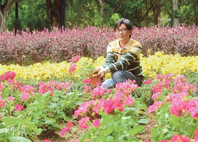 55歲的袁子坤將於今年中榮休,滿意地稱當年為公園訂下的發展藍圖已任務完成,他可功成身退,讓下一代享受這個自然環境。(陳淑安攝) 55歲的袁子坤將於今年中榮休,滿意地稱當年為公園訂下的發展藍圖已任務完成,他可功成身退,讓下一代享受這個自然環境。(陳淑安攝)