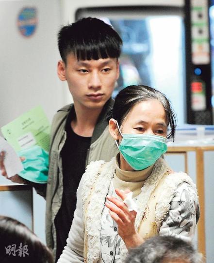 因向「霸王餐」女子「追數」惹來對方糾眾揮刀搗亂的食店女東主(前),遭打傷眼部及割傷左手,由兒子陪同送院治理。(蔡方山攝) 因向「霸王餐」女子「追數」惹來對方糾眾揮刀搗亂的食店女東主(前),遭打傷眼部及割傷左手,由兒子陪同送院治理。(蔡方山攝)