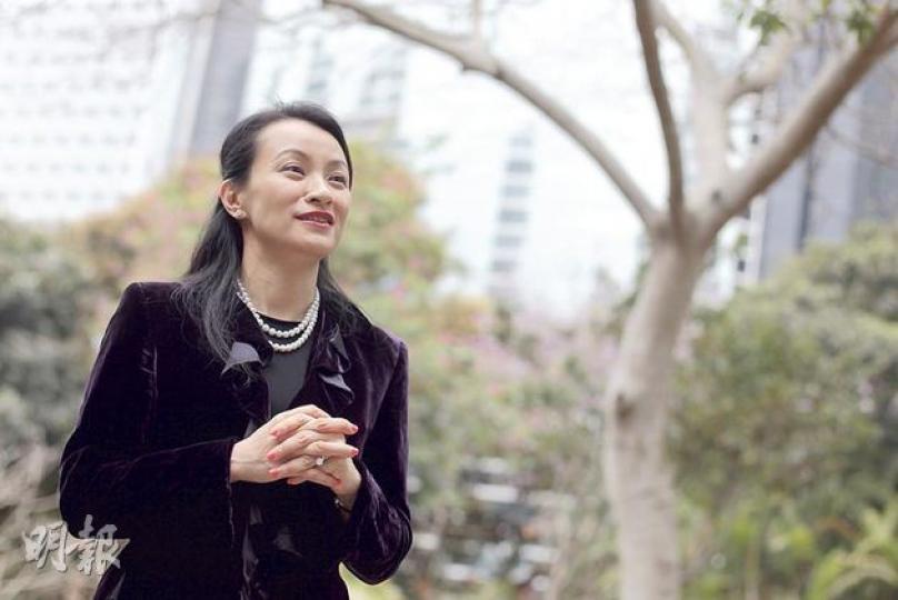 公民達人伍珮瑩(李澤彤攝)就讀佛教中學,伍珮瑩讀了五年佛學,令她信佛。無常,是她在起伏經歷後深切體悟的智慧。「你太年輕了,你不能明白。」她總對筆者笑謂。於我,無常是上手樣態的認知理解,於她,是顯現樣態,留在靈魂的印迹。接受無常,可令生命堅韌圓滿。(李澤彤攝) 公民達人伍珮瑩(李澤彤攝)就讀佛教中學,伍珮瑩讀了五年佛學,令她信佛。無常,是她在起伏經歷後深切體悟的智慧。「你太年輕了,你不能明白。」她總對筆者笑謂。於我,無常是上手樣態的認知理解,於她,是顯現樣態,留在靈魂的印迹。接受無常,可令生命堅韌圓滿。(李澤彤攝)