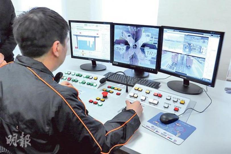 香港國際貨櫃碼頭去年初增設8部路軌式電子龍門吊機，吊機手毋須再爬到高空吊機內工作，可在辦公室一邊看閉路電視、一邊遙距操控吊機，有助改善吊機手工作環境。（易淑麗攝）